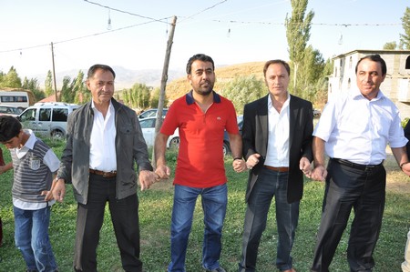 Hakkari'nin Yüksekova ilçesinde 10-11.2011 Eylül Dünya evine giren bazı çiftlerimizi sizler için sayfamıza taşıdık. Yüksekova Güncel ailesi olarak tüm çiftlerimize mutluluklar dileriz.