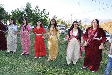 Hakkari'nin Yüksekova ilçesinde 10-11.2011 Eylül Dünya evine giren bazı çiftlerimizi sizler için sayfamıza taşıdık. Yüksekova Güncel ailesi olarak tüm çiftlerimize mutluluklar dileriz.