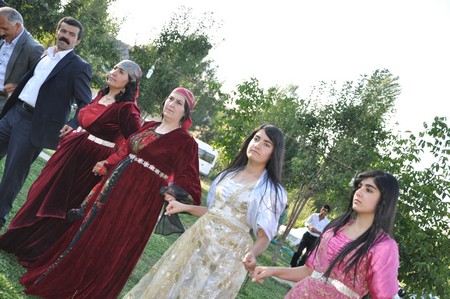 Hakkari'nin Yüksekova ilçesinde 10-11.2011 Eylül Dünya evine giren bazı çiftlerimizi sizler için sayfamıza taşıdık. Yüksekova Güncel ailesi olarak tüm çiftlerimize mutluluklar dileriz.