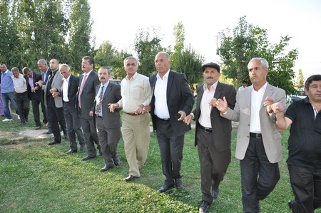Hakkari'nin Yüksekova ilçesinde 10-11.2011 Eylül Dünya evine giren bazı çiftlerimizi sizler için sayfamıza taşıdık. Yüksekova Güncel ailesi olarak tüm çiftlerimize mutluluklar dileriz.