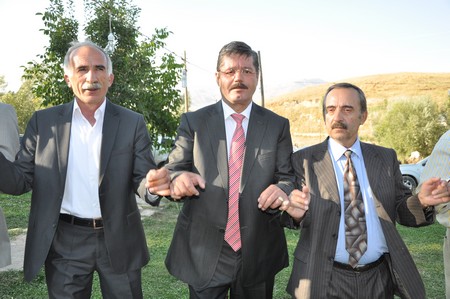 Hakkari'nin Yüksekova ilçesinde 10-11.2011 Eylül Dünya evine giren bazı çiftlerimizi sizler için sayfamıza taşıdık. Yüksekova Güncel ailesi olarak tüm çiftlerimize mutluluklar dileriz.