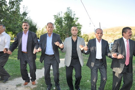 Hakkari'nin Yüksekova ilçesinde 10-11.2011 Eylül Dünya evine giren bazı çiftlerimizi sizler için sayfamıza taşıdık. Yüksekova Güncel ailesi olarak tüm çiftlerimize mutluluklar dileriz.