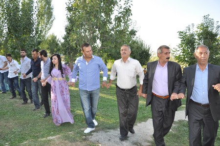 Hakkari'nin Yüksekova ilçesinde 10-11.2011 Eylül Dünya evine giren bazı çiftlerimizi sizler için sayfamıza taşıdık. Yüksekova Güncel ailesi olarak tüm çiftlerimize mutluluklar dileriz.