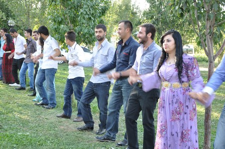 Hakkari'nin Yüksekova ilçesinde 10-11.2011 Eylül Dünya evine giren bazı çiftlerimizi sizler için sayfamıza taşıdık. Yüksekova Güncel ailesi olarak tüm çiftlerimize mutluluklar dileriz.