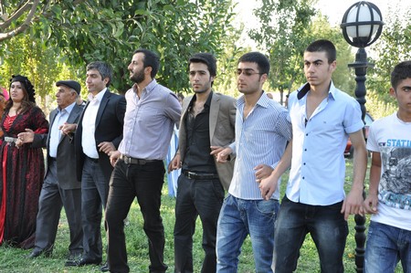 Hakkari'nin Yüksekova ilçesinde 10-11.2011 Eylül Dünya evine giren bazı çiftlerimizi sizler için sayfamıza taşıdık. Yüksekova Güncel ailesi olarak tüm çiftlerimize mutluluklar dileriz.