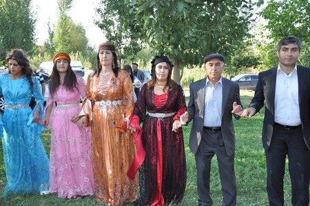 Hakkari'nin Yüksekova ilçesinde 10-11.2011 Eylül Dünya evine giren bazı çiftlerimizi sizler için sayfamıza taşıdık. Yüksekova Güncel ailesi olarak tüm çiftlerimize mutluluklar dileriz.