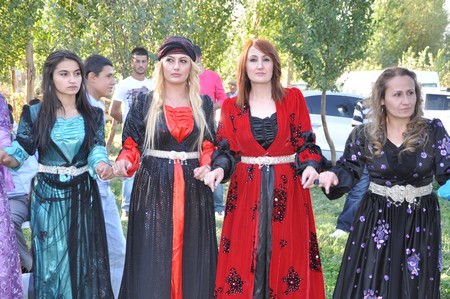 Hakkari'nin Yüksekova ilçesinde 10-11.2011 Eylül Dünya evine giren bazı çiftlerimizi sizler için sayfamıza taşıdık. Yüksekova Güncel ailesi olarak tüm çiftlerimize mutluluklar dileriz.