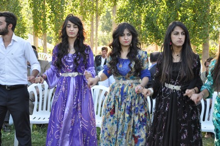 Hakkari'nin Yüksekova ilçesinde 10-11.2011 Eylül Dünya evine giren bazı çiftlerimizi sizler için sayfamıza taşıdık. Yüksekova Güncel ailesi olarak tüm çiftlerimize mutluluklar dileriz.