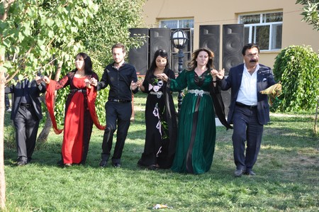 Hakkari'nin Yüksekova ilçesinde 10-11.2011 Eylül Dünya evine giren bazı çiftlerimizi sizler için sayfamıza taşıdık. Yüksekova Güncel ailesi olarak tüm çiftlerimize mutluluklar dileriz.