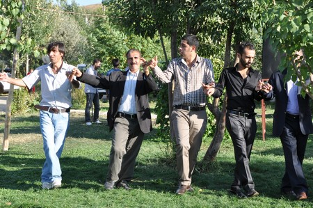 Hakkari'nin Yüksekova ilçesinde 10-11.2011 Eylül Dünya evine giren bazı çiftlerimizi sizler için sayfamıza taşıdık. Yüksekova Güncel ailesi olarak tüm çiftlerimize mutluluklar dileriz.