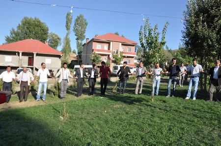Hakkari'nin Yüksekova ilçesinde 10-11.2011 Eylül Dünya evine giren bazı çiftlerimizi sizler için sayfamıza taşıdık. Yüksekova Güncel ailesi olarak tüm çiftlerimize mutluluklar dileriz.