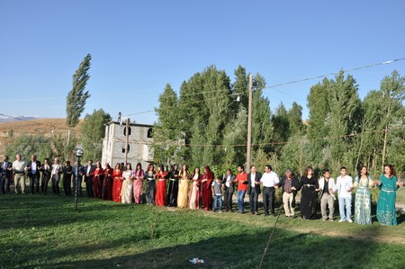 Hakkari'nin Yüksekova ilçesinde 10-11.2011 Eylül Dünya evine giren bazı çiftlerimizi sizler için sayfamıza taşıdık. Yüksekova Güncel ailesi olarak tüm çiftlerimize mutluluklar dileriz.
