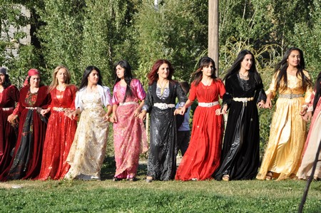 Hakkari'nin Yüksekova ilçesinde 10-11.2011 Eylül Dünya evine giren bazı çiftlerimizi sizler için sayfamıza taşıdık. Yüksekova Güncel ailesi olarak tüm çiftlerimize mutluluklar dileriz.