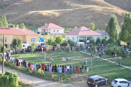 Hakkari'nin Yüksekova ilçesinde 10-11.2011 Eylül Dünya evine giren bazı çiftlerimizi sizler için sayfamıza taşıdık. Yüksekova Güncel ailesi olarak tüm çiftlerimize mutluluklar dileriz.
