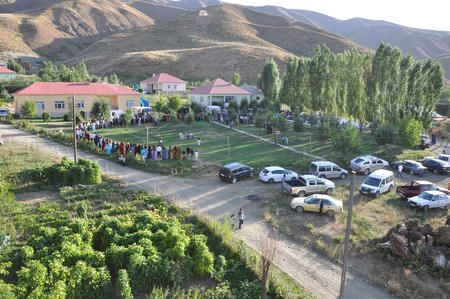Hakkari'nin Yüksekova ilçesinde 10-11.2011 Eylül Dünya evine giren bazı çiftlerimizi sizler için sayfamıza taşıdık. Yüksekova Güncel ailesi olarak tüm çiftlerimize mutluluklar dileriz.