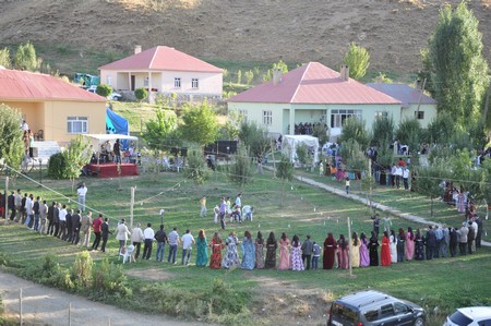 Hakkari'nin Yüksekova ilçesinde 10-11.2011 Eylül Dünya evine giren bazı çiftlerimizi sizler için sayfamıza taşıdık. Yüksekova Güncel ailesi olarak tüm çiftlerimize mutluluklar dileriz.