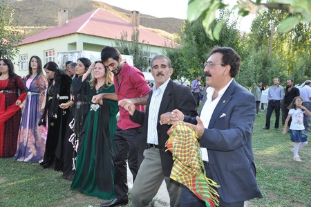 Hakkari'nin Yüksekova ilçesinde 10-11.2011 Eylül Dünya evine giren bazı çiftlerimizi sizler için sayfamıza taşıdık. Yüksekova Güncel ailesi olarak tüm çiftlerimize mutluluklar dileriz.