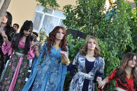 Hakkari'nin Yüksekova ilçesinde 10-11.2011 Eylül Dünya evine giren bazı çiftlerimizi sizler için sayfamıza taşıdık. Yüksekova Güncel ailesi olarak tüm çiftlerimize mutluluklar dileriz.