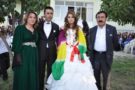 Hakkari'nin Yüksekova ilçesinde 10-11.2011 Eylül Dünya evine giren bazı çiftlerimizi sizler için sayfamıza taşıdık. Yüksekova Güncel ailesi olarak tüm çiftlerimize mutluluklar dileriz.