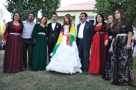 Hakkari'nin Yüksekova ilçesinde 10-11.2011 Eylül Dünya evine giren bazı çiftlerimizi sizler için sayfamıza taşıdık. Yüksekova Güncel ailesi olarak tüm çiftlerimize mutluluklar dileriz.