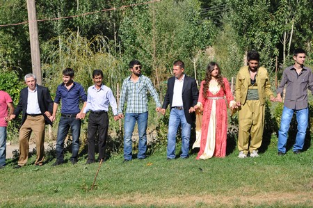 Hakkari'nin Yüksekova ilçesinde 10-11.2011 Eylül Dünya evine giren bazı çiftlerimizi sizler için sayfamıza taşıdık. Yüksekova Güncel ailesi olarak tüm çiftlerimize mutluluklar dileriz.