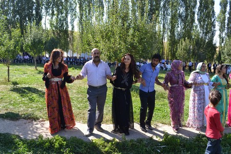Hakkari'nin Yüksekova ilçesinde 10-11.2011 Eylül Dünya evine giren bazı çiftlerimizi sizler için sayfamıza taşıdık. Yüksekova Güncel ailesi olarak tüm çiftlerimize mutluluklar dileriz.