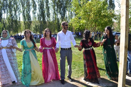 Hakkari'nin Yüksekova ilçesinde 10-11.2011 Eylül Dünya evine giren bazı çiftlerimizi sizler için sayfamıza taşıdık. Yüksekova Güncel ailesi olarak tüm çiftlerimize mutluluklar dileriz.