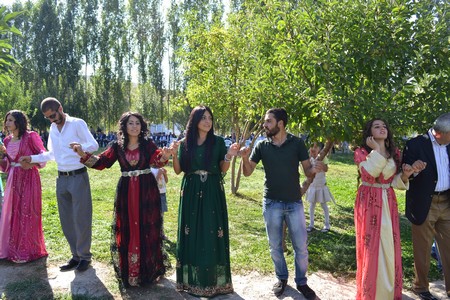Hakkari'nin Yüksekova ilçesinde 10-11.2011 Eylül Dünya evine giren bazı çiftlerimizi sizler için sayfamıza taşıdık. Yüksekova Güncel ailesi olarak tüm çiftlerimize mutluluklar dileriz.