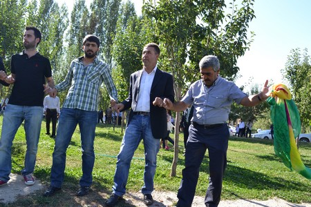 Hakkari'nin Yüksekova ilçesinde 10-11.2011 Eylül Dünya evine giren bazı çiftlerimizi sizler için sayfamıza taşıdık. Yüksekova Güncel ailesi olarak tüm çiftlerimize mutluluklar dileriz.