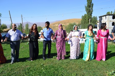 Hakkari'nin Yüksekova ilçesinde 10-11.2011 Eylül Dünya evine giren bazı çiftlerimizi sizler için sayfamıza taşıdık. Yüksekova Güncel ailesi olarak tüm çiftlerimize mutluluklar dileriz.