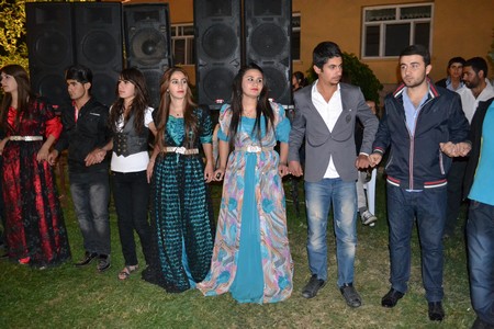 Hakkari'nin Yüksekova ilçesinde 10-11.2011 Eylül Dünya evine giren bazı çiftlerimizi sizler için sayfamıza taşıdık. Yüksekova Güncel ailesi olarak tüm çiftlerimize mutluluklar dileriz.