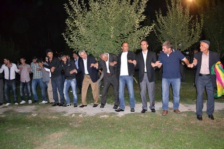 Hakkari'nin Yüksekova ilçesinde 10-11.2011 Eylül Dünya evine giren bazı çiftlerimizi sizler için sayfamıza taşıdık. Yüksekova Güncel ailesi olarak tüm çiftlerimize mutluluklar dileriz.