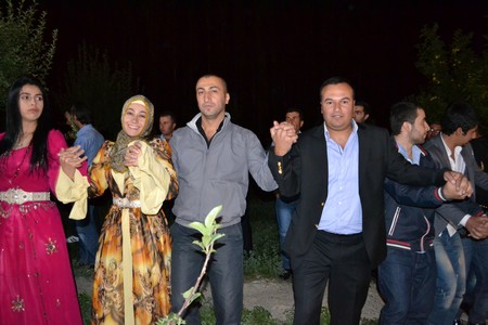 Hakkari'nin Yüksekova ilçesinde 10-11.2011 Eylül Dünya evine giren bazı çiftlerimizi sizler için sayfamıza taşıdık. Yüksekova Güncel ailesi olarak tüm çiftlerimize mutluluklar dileriz.
