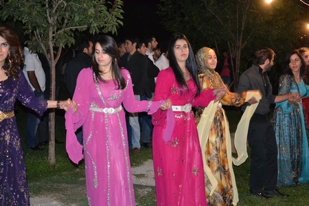 Hakkari'nin Yüksekova ilçesinde 10-11.2011 Eylül Dünya evine giren bazı çiftlerimizi sizler için sayfamıza taşıdık. Yüksekova Güncel ailesi olarak tüm çiftlerimize mutluluklar dileriz.
