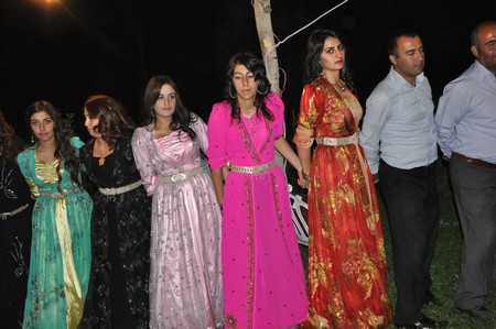 Hakkari'nin Yüksekova ilçesinde 10-11.2011 Eylül Dünya evine giren bazı çiftlerimizi sizler için sayfamıza taşıdık. Yüksekova Güncel ailesi olarak tüm çiftlerimize mutluluklar dileriz.