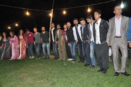 Hakkari'nin Yüksekova ilçesinde 10-11.2011 Eylül Dünya evine giren bazı çiftlerimizi sizler için sayfamıza taşıdık. Yüksekova Güncel ailesi olarak tüm çiftlerimize mutluluklar dileriz.