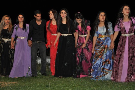 Hakkari'nin Yüksekova ilçesinde 10-11.2011 Eylül Dünya evine giren bazı çiftlerimizi sizler için sayfamıza taşıdık. Yüksekova Güncel ailesi olarak tüm çiftlerimize mutluluklar dileriz.