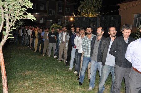 Hakkari'nin Yüksekova ilçesinde 10-11.2011 Eylül Dünya evine giren bazı çiftlerimizi sizler için sayfamıza taşıdık. Yüksekova Güncel ailesi olarak tüm çiftlerimize mutluluklar dileriz.