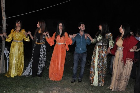 Hakkari'nin Yüksekova ilçesinde 10-11.2011 Eylül Dünya evine giren bazı çiftlerimizi sizler için sayfamıza taşıdık. Yüksekova Güncel ailesi olarak tüm çiftlerimize mutluluklar dileriz.