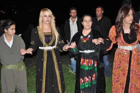 Hakkari'nin Yüksekova ilçesinde 10-11.2011 Eylül Dünya evine giren bazı çiftlerimizi sizler için sayfamıza taşıdık. Yüksekova Güncel ailesi olarak tüm çiftlerimize mutluluklar dileriz.