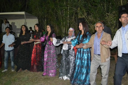 Hakkari'nin Yüksekova ilçesinde 10-11.2011 Eylül Dünya evine giren bazı çiftlerimizi sizler için sayfamıza taşıdık. Yüksekova Güncel ailesi olarak tüm çiftlerimize mutluluklar dileriz.