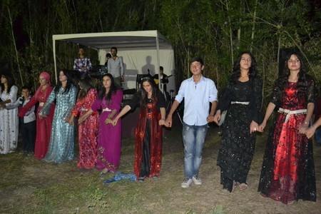 Hakkari'nin Yüksekova ilçesinde 10-11.2011 Eylül Dünya evine giren bazı çiftlerimizi sizler için sayfamıza taşıdık. Yüksekova Güncel ailesi olarak tüm çiftlerimize mutluluklar dileriz.