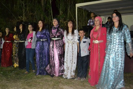 Hakkari'nin Yüksekova ilçesinde 10-11.2011 Eylül Dünya evine giren bazı çiftlerimizi sizler için sayfamıza taşıdık. Yüksekova Güncel ailesi olarak tüm çiftlerimize mutluluklar dileriz.