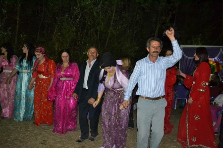 Hakkari'nin Yüksekova ilçesinde 10-11.2011 Eylül Dünya evine giren bazı çiftlerimizi sizler için sayfamıza taşıdık. Yüksekova Güncel ailesi olarak tüm çiftlerimize mutluluklar dileriz.