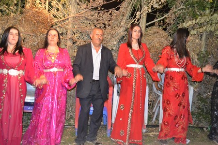 Hakkari'nin Yüksekova ilçesinde 10-11.2011 Eylül Dünya evine giren bazı çiftlerimizi sizler için sayfamıza taşıdık. Yüksekova Güncel ailesi olarak tüm çiftlerimize mutluluklar dileriz.