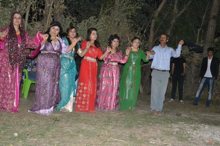 Hakkari'nin Yüksekova ilçesinde 10-11.2011 Eylül Dünya evine giren bazı çiftlerimizi sizler için sayfamıza taşıdık. Yüksekova Güncel ailesi olarak tüm çiftlerimize mutluluklar dileriz.