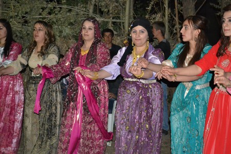 Hakkari'nin Yüksekova ilçesinde 10-11.2011 Eylül Dünya evine giren bazı çiftlerimizi sizler için sayfamıza taşıdık. Yüksekova Güncel ailesi olarak tüm çiftlerimize mutluluklar dileriz.