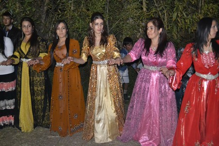 Hakkari'nin Yüksekova ilçesinde 10-11.2011 Eylül Dünya evine giren bazı çiftlerimizi sizler için sayfamıza taşıdık. Yüksekova Güncel ailesi olarak tüm çiftlerimize mutluluklar dileriz.