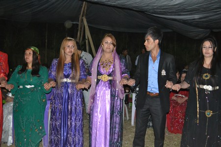 Hakkari'nin Yüksekova ilçesinde 10-11.2011 Eylül Dünya evine giren bazı çiftlerimizi sizler için sayfamıza taşıdık. Yüksekova Güncel ailesi olarak tüm çiftlerimize mutluluklar dileriz.