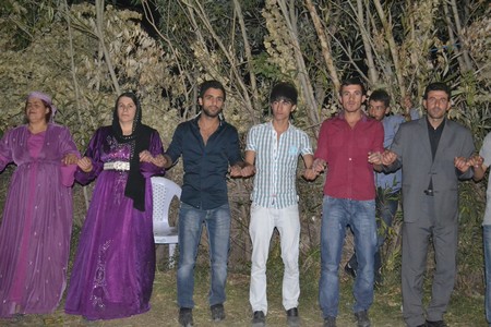 Hakkari'nin Yüksekova ilçesinde 10-11.2011 Eylül Dünya evine giren bazı çiftlerimizi sizler için sayfamıza taşıdık. Yüksekova Güncel ailesi olarak tüm çiftlerimize mutluluklar dileriz.